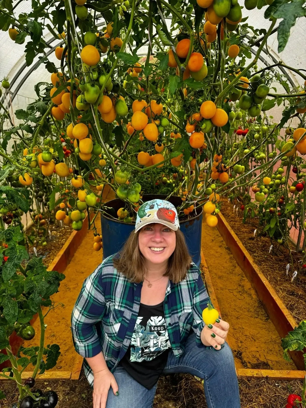 На третий год своего огородничества Марина поняла, что ей не хватает знаний. Так она получила второе образование&nbsp;— агроном.