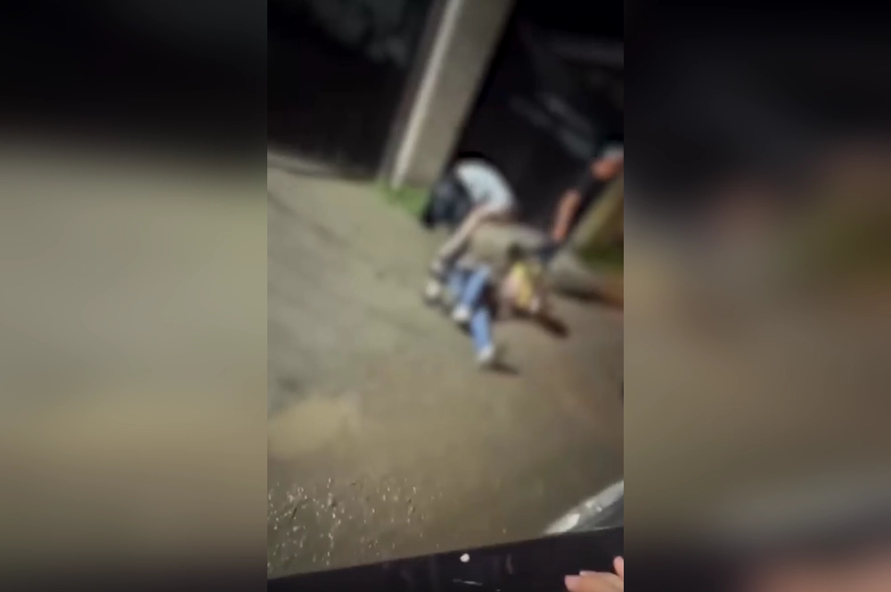 Мужчина избил женщину на виду у прохожих.
