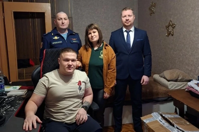 Орден Мужества герою вручали и.о. командира части Константин Объедков, заместитель главы Пскова Алексей Несмашный и Мария Филонова