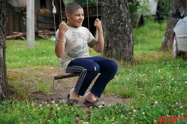 13-летний Валера Жуланов из глухого села Меркуши — из-за болезни самый маленький в классе местной школы.