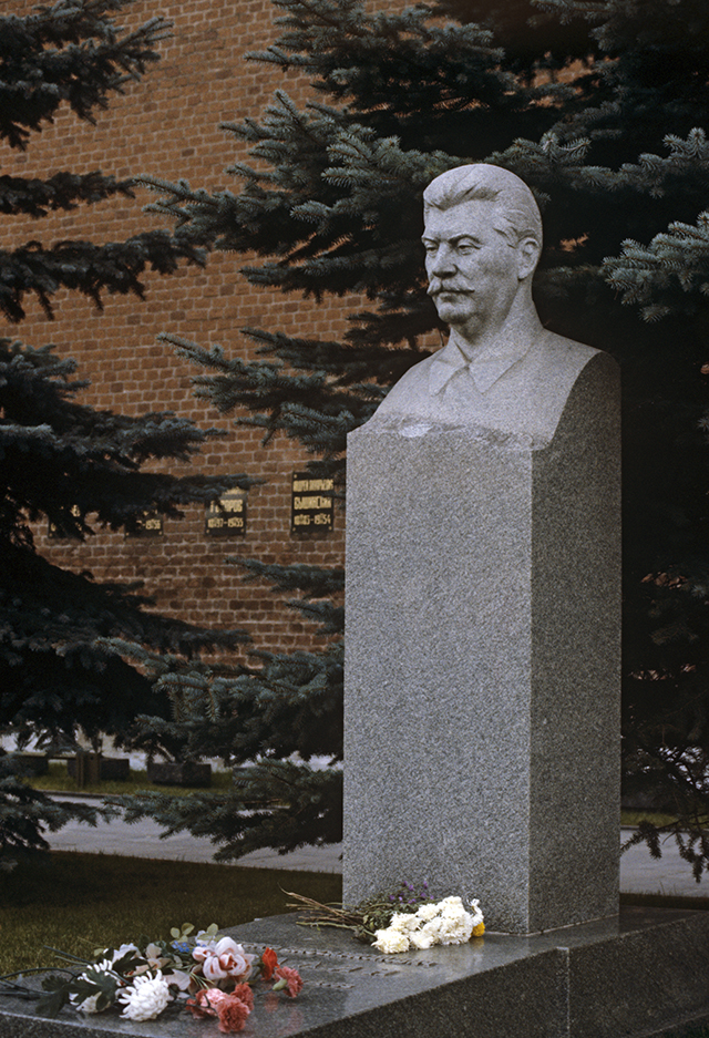 Памятник Иосифу Сталину у Кремлевской стены.