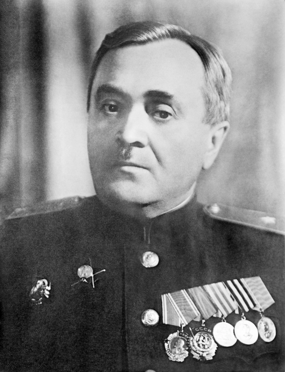 Композитор, хоровой дирижер, педагог, основатель и руководитель Краснознамённого ансамбля песни и пляски Советской Армии, лауреат Государственных премий СССР (1942 г., 1946 г.) Александр Васильевич Александров.