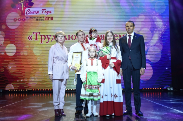 Семья Кузьминых из Цивильска получила титул «Трудолюбивая семья».