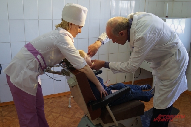 Медсестра Светлана Прокина помогает врачу