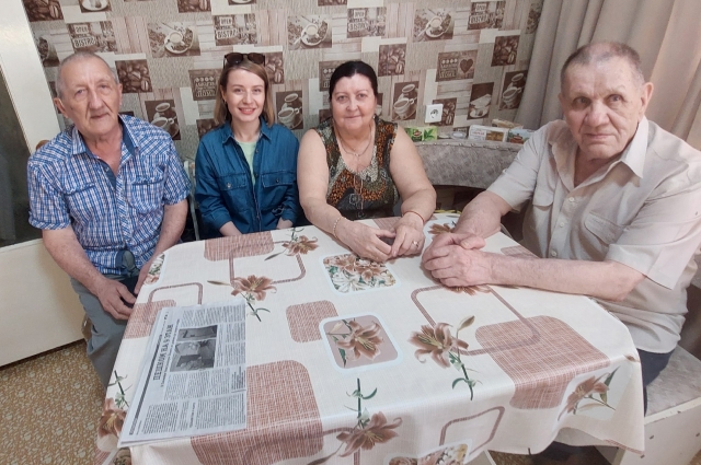 Корреспондент издания (второй слева) с жителями дома № 57 по ул. Флотской.