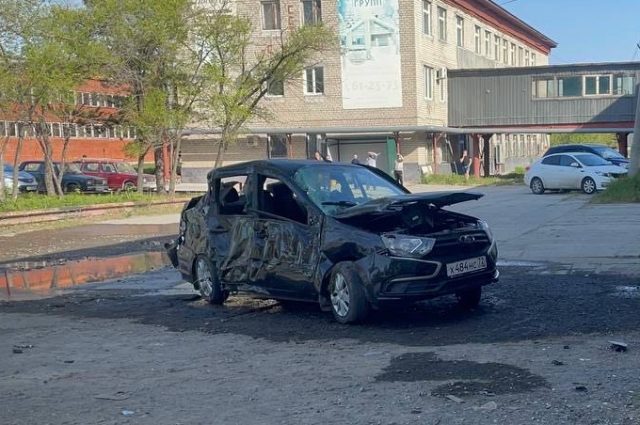 Автомобиль от удара влетел в стену и получил серьезные повреждения.