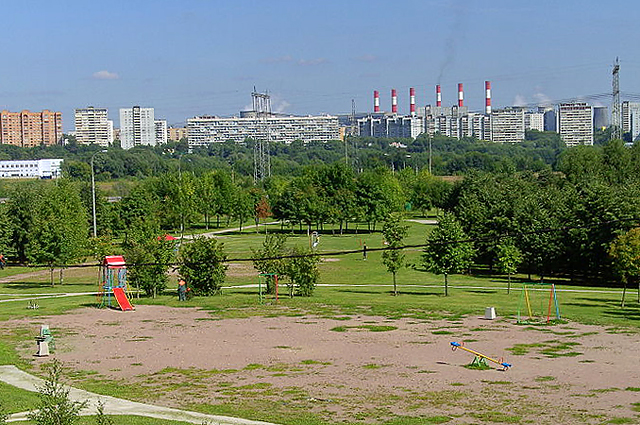 Вид на район Капотня с холма в районе Братеево