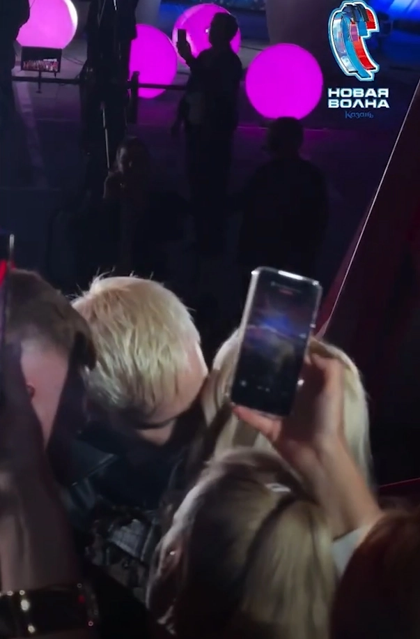 Поцелуй пары вызвал восторг у публики.