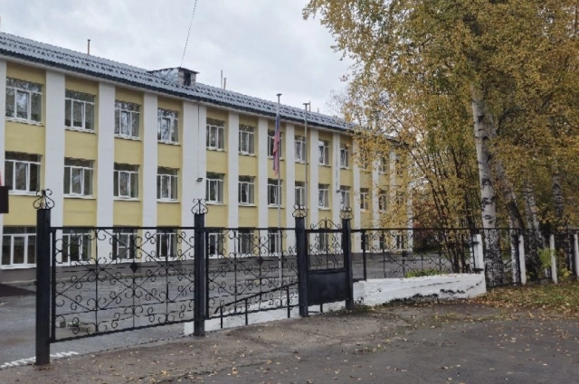 Школа, где учились погибшие подростки. 