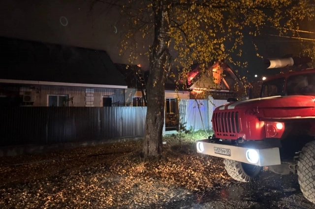 На месте работают сотрудники экстренных служб.