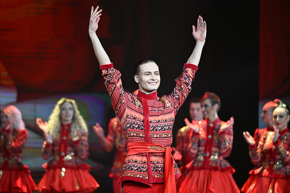 Танцовщик, хореограф Ильдар Гайнутдинов выступает в спектакле