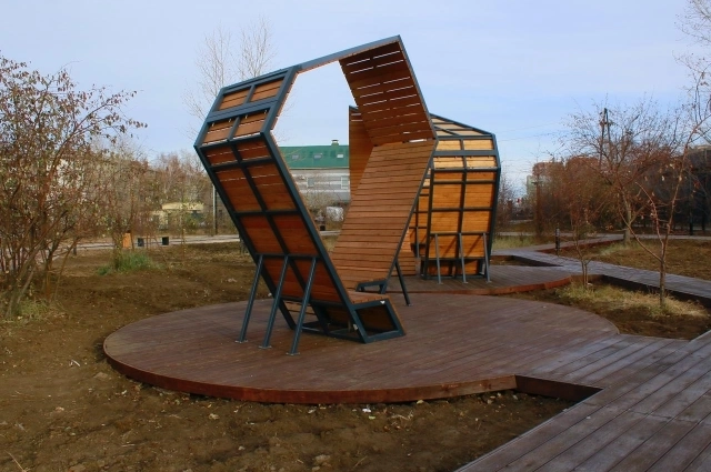 Деревянные закрученные шезлонги в сквере МЖК