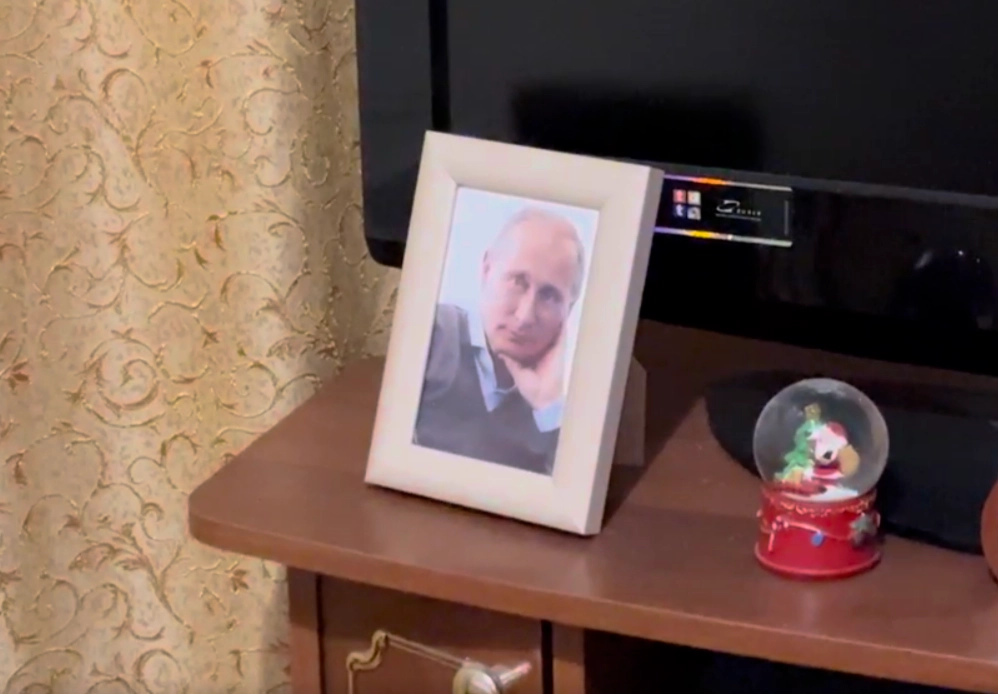 Портрет президента в квартире актрисы Галины Стахановой