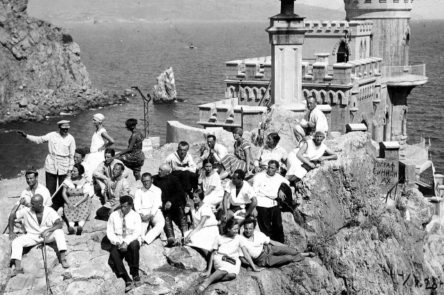 Отдыхающие у Ласточкиного гнезда, 1928 год.