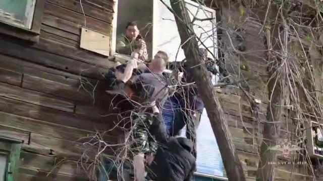 Михаил спасал жителей дома как можно быстрее.