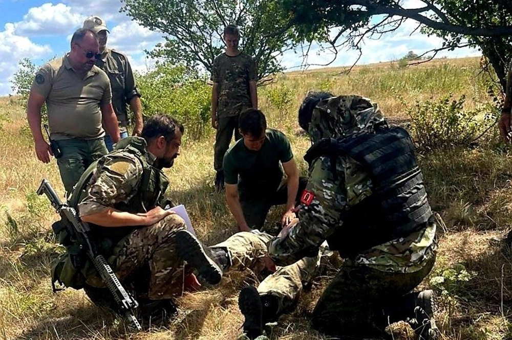 Съемка сцены с раненым и режиссер Артемов.