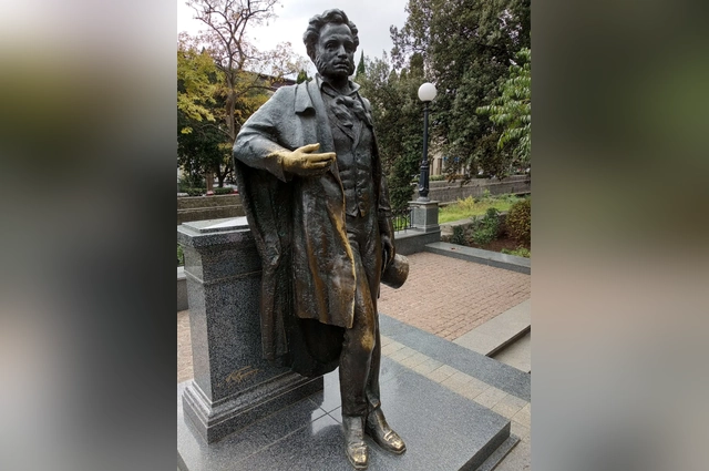 Памятник Пушкину в Ялте: желающих подержать поэта за руку немало.
