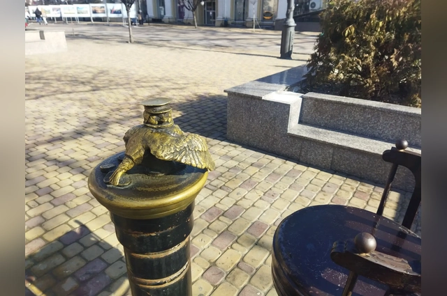 Чижика-пыжика обычно гладят по хвосту.