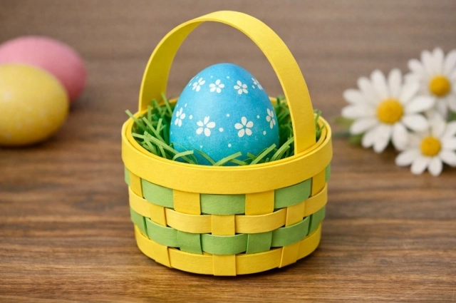Пасхальное яйцо можно преподнести в такой корзинке. 