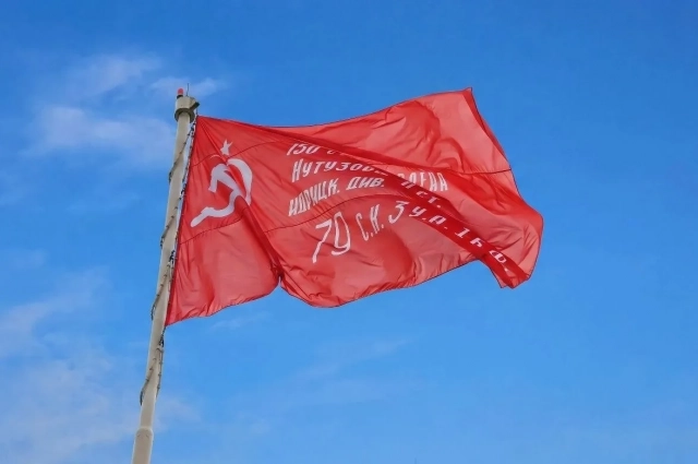 Копия Знамени Победы поднята над Красноярском.