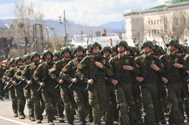 В марше участвовали  парадные артиллеристы, зенитчики, военные связисты