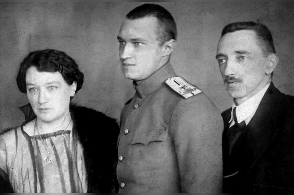 Семья Шмелёвых, 1917 г. В центре — единственный сын писателя Сергей.