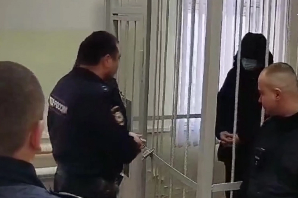 Осуждённый прятал лицо.
