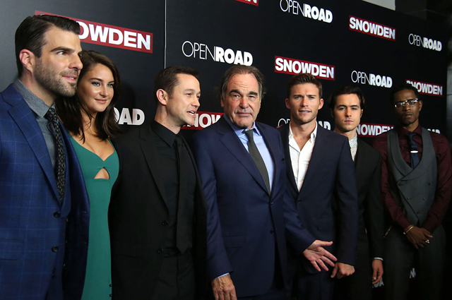 Оливер Стоун с актёрами фильма «Сноуден».