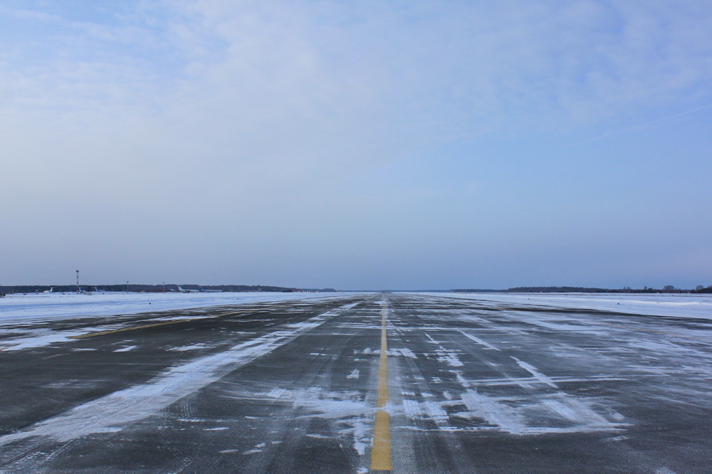 Уборка снега в аэропорту Челябинска.