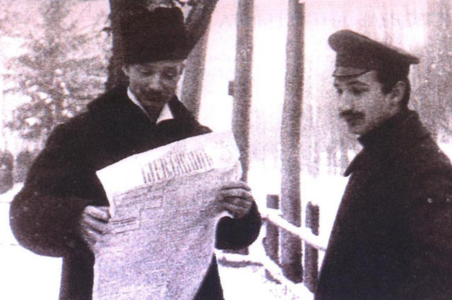 Шульгин со служащим во время приезда к Николаю II за отречением. Псков, март 1917 г.