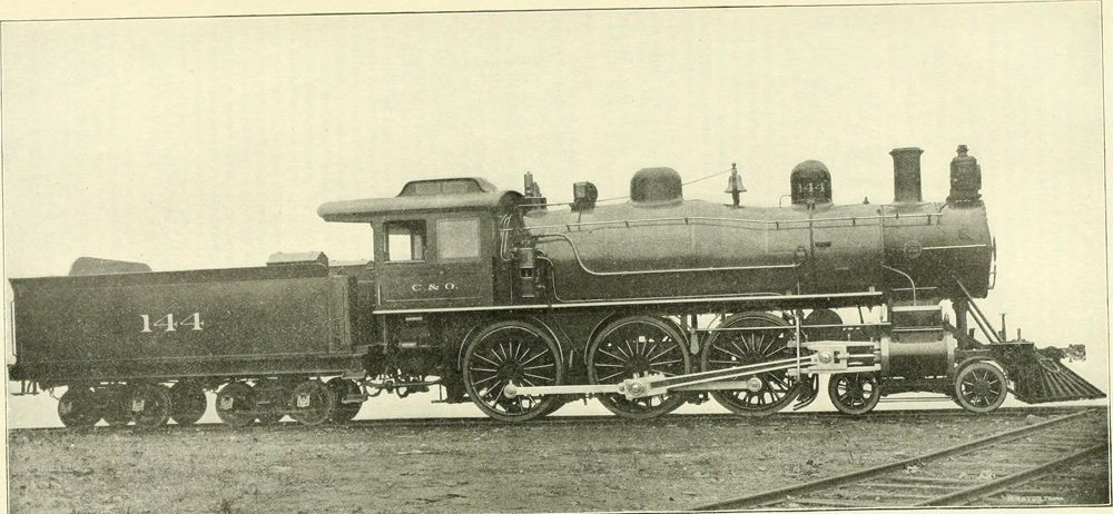 Паровоз типа 2-3-0 производства Baldwin Locomotive Works, аналогичный локомотивам обоих поездов.