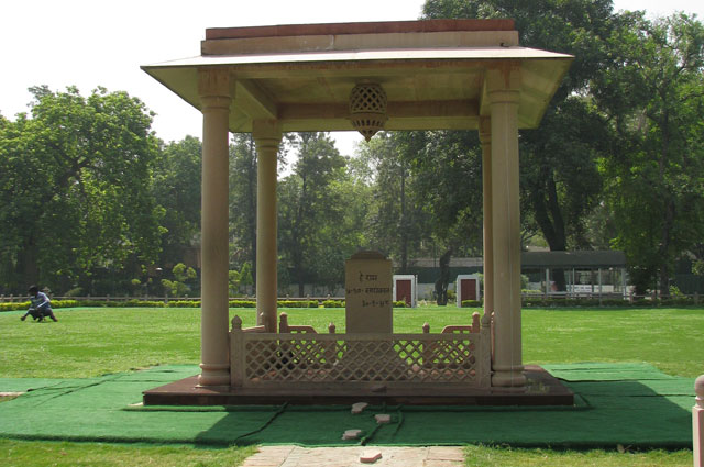 Мемориал на месте убийства Ганди.