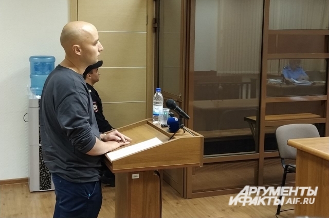 Константин Калинин, обезвредивший стрелявшего, выступает в суде в 2022 году.