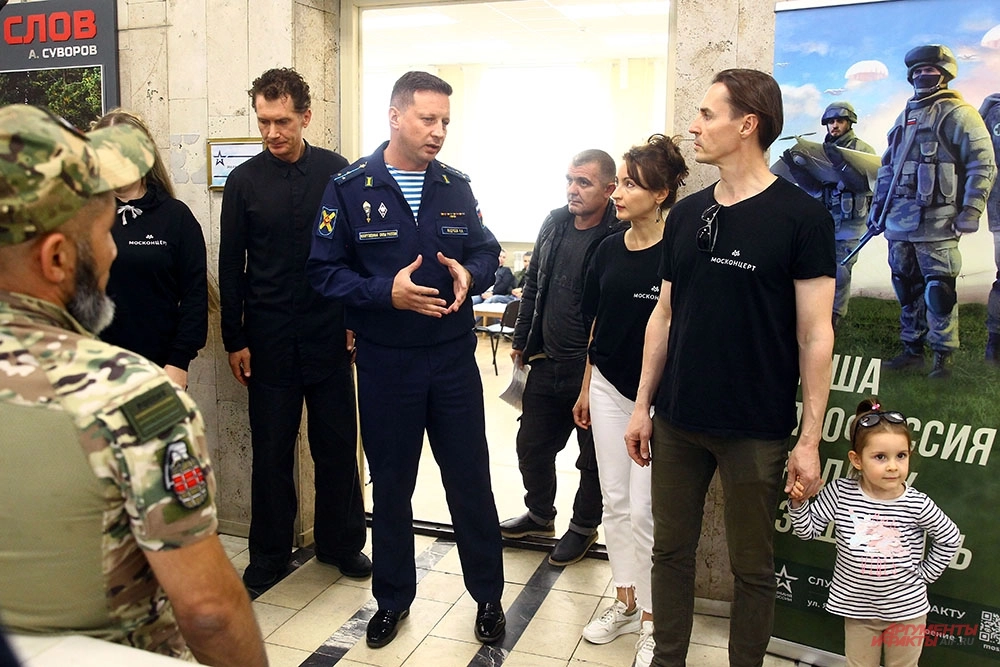 «Хотим побеждать». «Культбригада» Москонцерта спела перед контрактниками