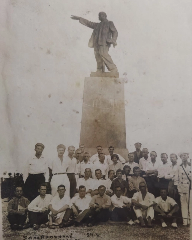 Отдыхающие у памятника Ленину в Ялте, 1937 год.