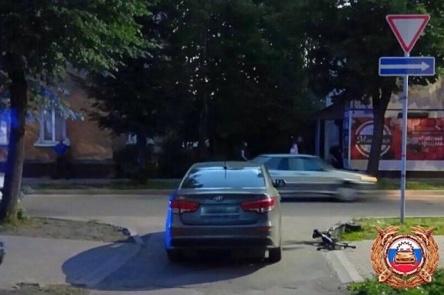 Иномарка выезжала из двора.