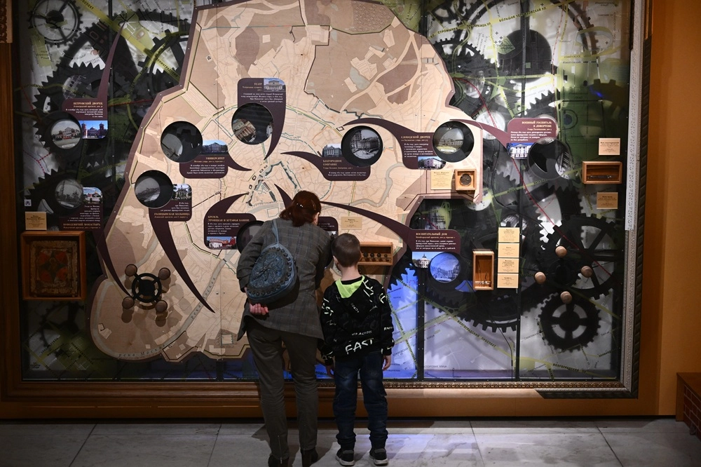 Посетители у карты-плана сражения в Музее-панораме.