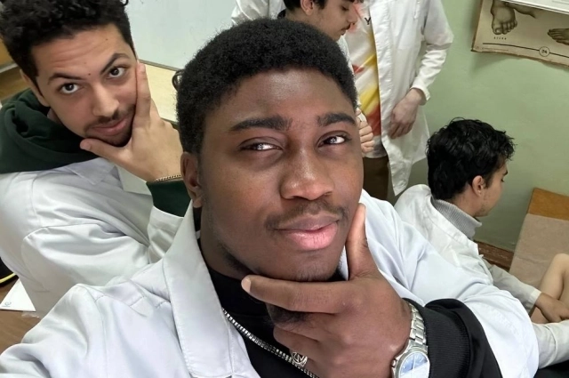 Мосес набирается опыта в селе на севере Новосибирской области.