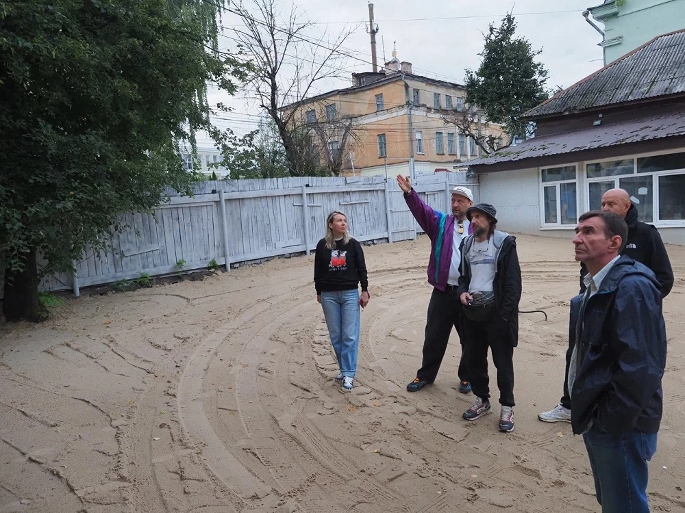 Художники на площадке «Спутник» на улице Ленина.