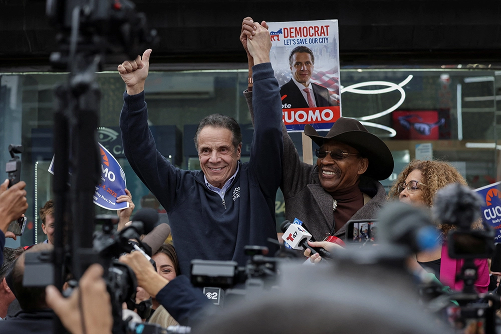 кандидат на пост мэра Нью-Йорка Эндрю Куомо выступает во время пресс-конференции в районе Вашингтон-Хайтс в Нью-Йорке