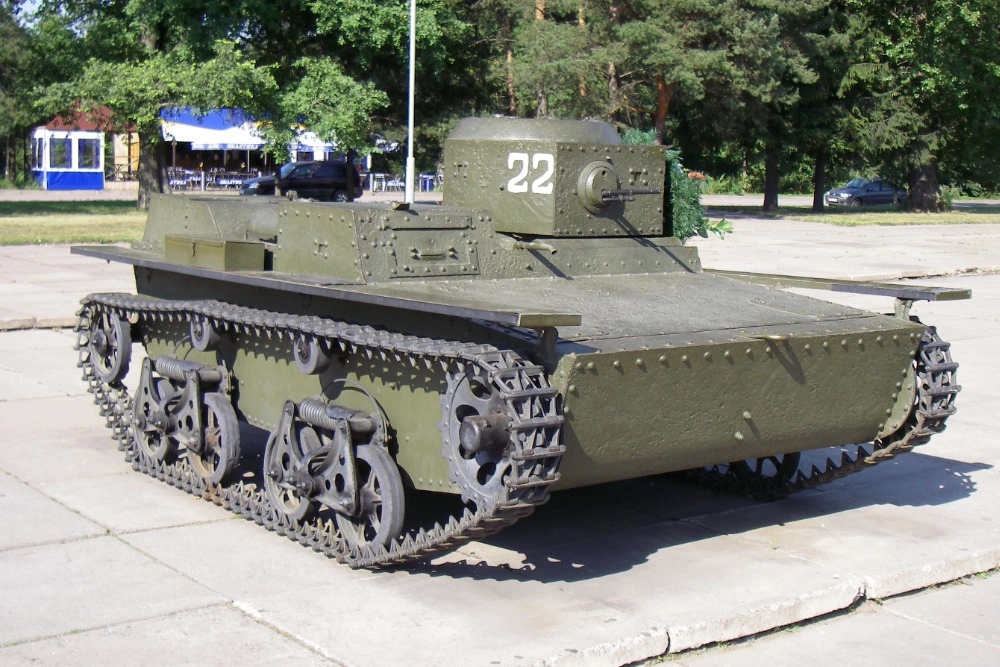 Т-38 использовался как танк-разведчик. Он обладал преимуществами низкого силуэта и хорошей подвижности на большие расстояния благодаря своей способности плавать.