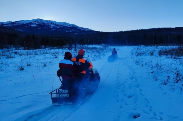 Спасатели к месту поисков Усольцевых едут на снегоходах.