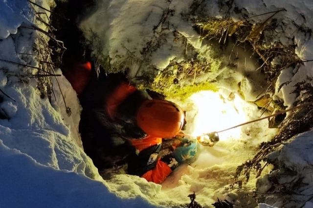 На фото виидно, что пещера достаточно глубокая.