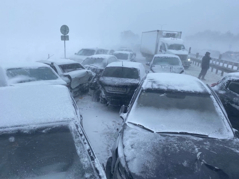 Десятки людей оказались на трассе запертыми между машинами.