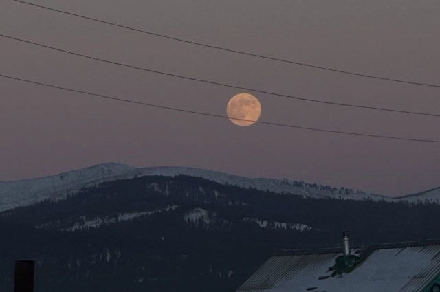 Полнолуние - время для красивых пейзажных фото.