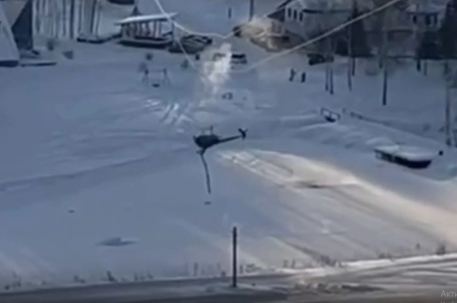 Вертолёт спикировал вниз. Хвост обломился при падении. 