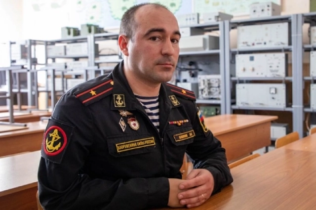 Майор Артём Бушмин сейчас учит преподаёт в вузе.