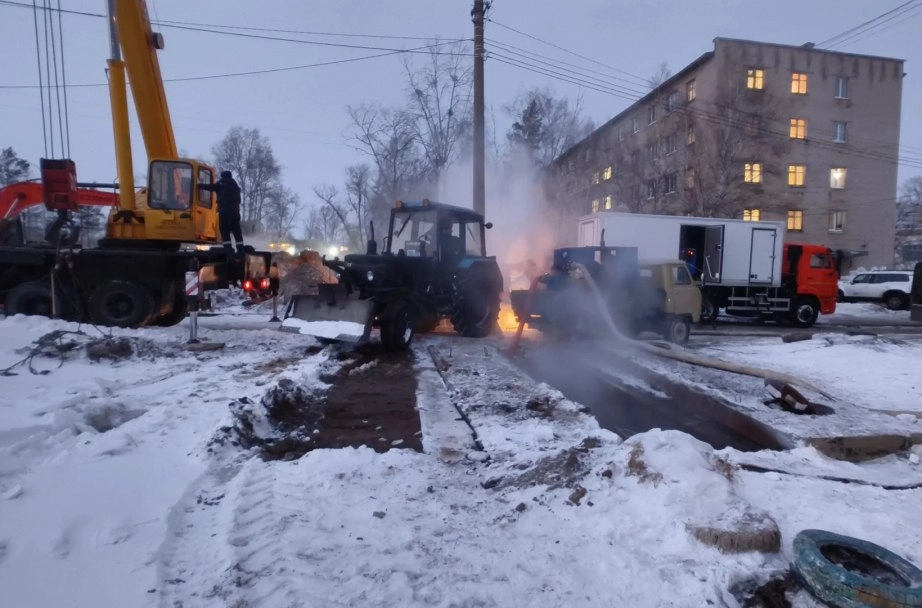 Прорыв теплотрассы, коммунальная авария, зима