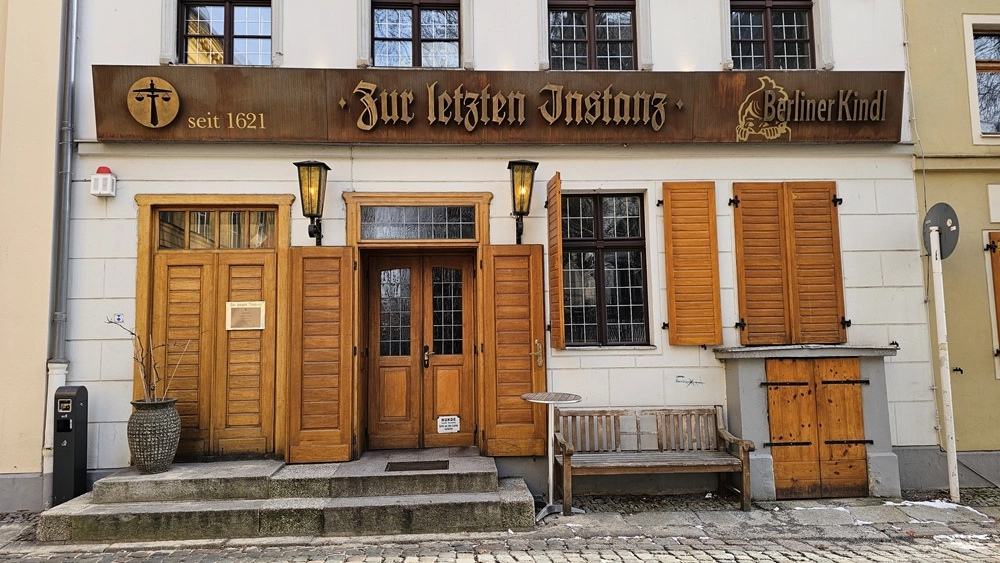 прежнее название ресторану вернули ещё и потому, что неподалёку расположился Верховный суд ГДР.