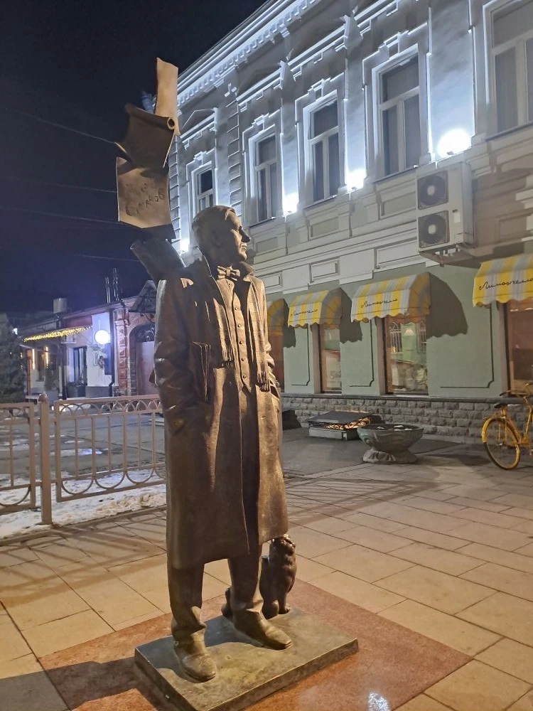 Жители Владикавказа зимой надевают на скульптуру Булгакова и кота шарфы и шапочки.